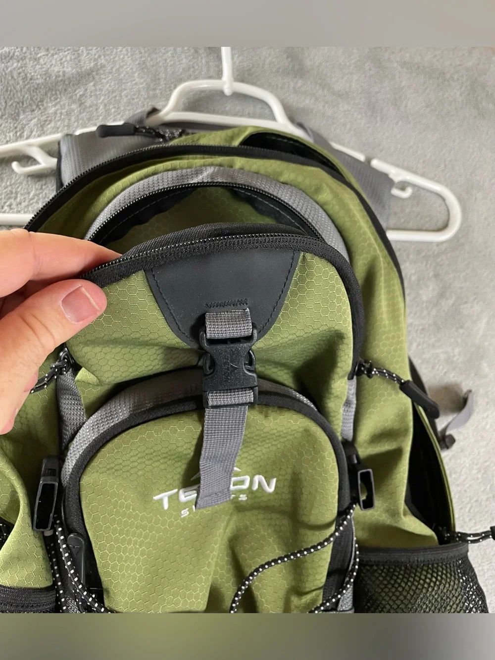 TETON Sports Oasis Hiking Backpack Hydration Compatible Daypack *NO BLADDER*